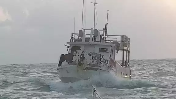 Los pescadores del "Neldy" fueron rescatados tras quedar a la deriva en el huracán "Milton".