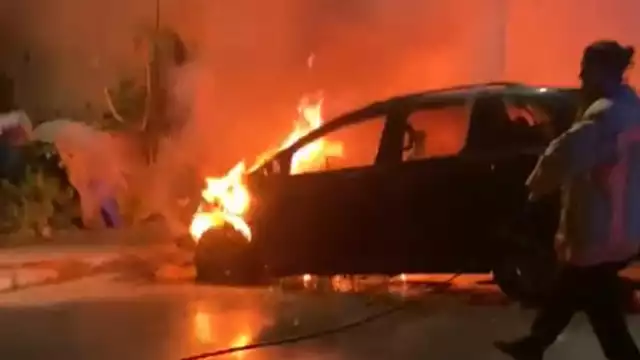 Los vecinos ayudaron a sofocar el fuego.