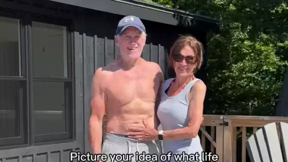 Pareja de abuelos fitness enseñan sus grandes capacidades físicas.