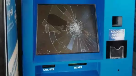 En el tercer ataque también rompieron la pantalla del cajero del Va y Ven En el tercer ataque también rompieron la pantalla del cajero del Va y Ven