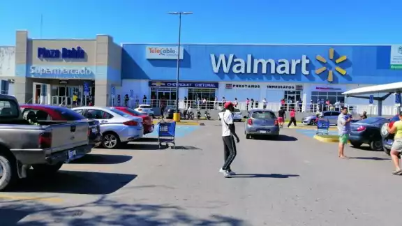 Largas filas para entrar a supermercados se vieron hoy en Chetumal Largas filas para entrar a supermercados se vieron hoy en Chetumal