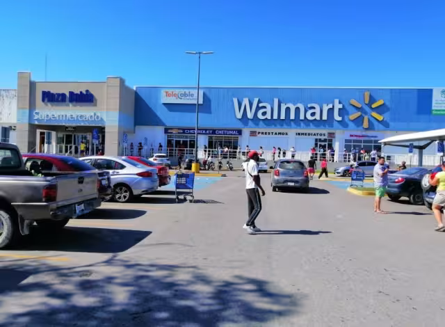 Largas filas para entrar a supermercados se vieron hoy en Chetumal