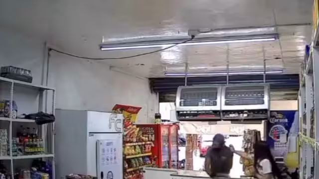 Jovencita frustra intento de asalto rociando gas pimienta al delincuente