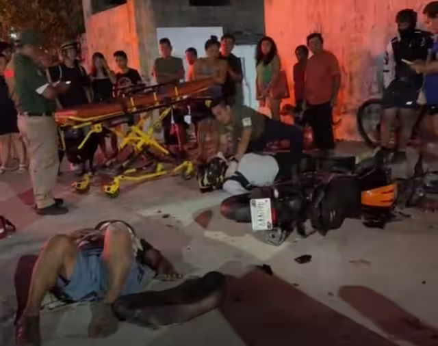 Los motociclistas quedaron tendidos sobre el pavimento, donde fueron atendidos.