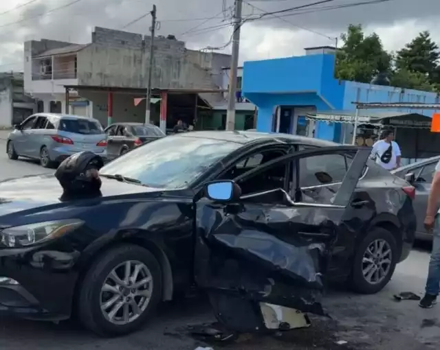 El Mazda quedó totalmente destrozado del lado del conductor.