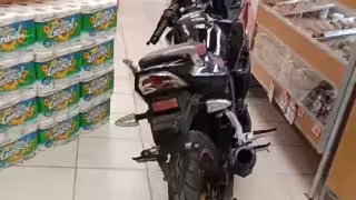 Abandonan motocicleta tras robo con violencia en farmacia de Cancún