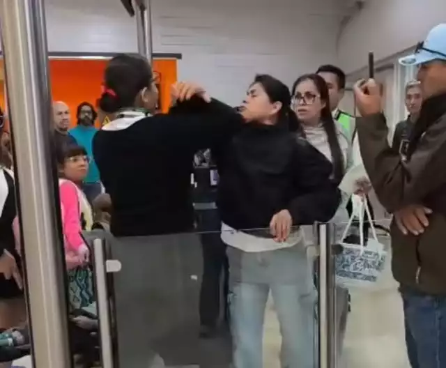 La empleada de la aerolínea perdió el control con las usuarias.