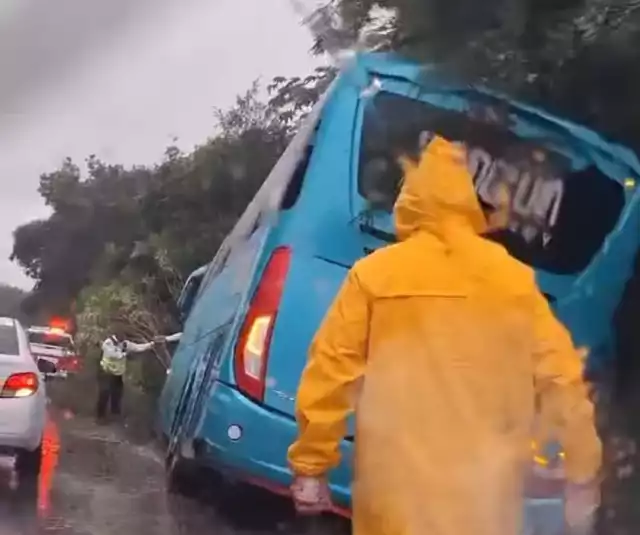 El camión terminó fuera del camino sobre uno de sus costados.
