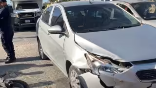 Motociclista sufre grave lesión tras ser impactado por un auto en la Supermanzana 247 de Cancún