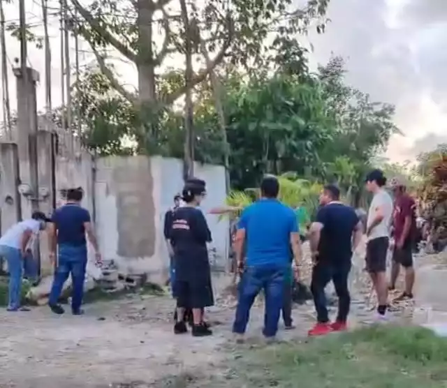 Algunos policías llegaron al lugar a tratar de controlar el conflicto.