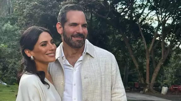La pareja espera a su primer bebé La pareja espera a su primer bebé