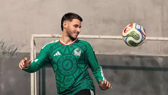 Santi Giménez con el nuevo jersey del Tri