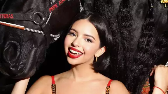 Ángela Aguilar aceptó cantarle a la Virgen