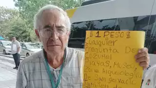 Abuelito cobra $1 peso por resolver dudas a turistas en el ADO de Cancún