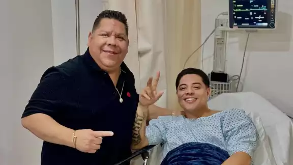El vocalista desde la cama del hospital