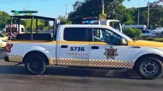 Elementos de vialidad llegaron al lugar de los hechos para evitar un mayor percance