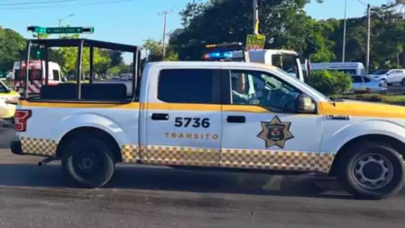 Elementos de vialidad llegaron al lugar de los hechos para evitar un mayor percance Elementos de vialidad llegaron al lugar de los hechos para evitar un mayor percance