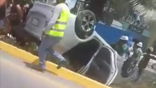 Se vuelca familia en auto compacto en la carretera Cancún- Playa del Carmen