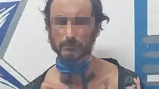 Antonio "N" de 49 años de edad, originario de Italia; se le encontró entre sus pertenencias un recipiente que contenía polvo blanco