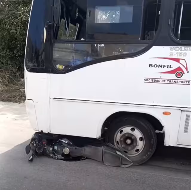 La motocicleta terminó destrozada abajo de la unidad de transporte.