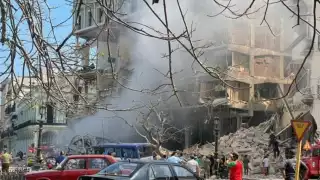 Equipos de emergencia, bomberos y militares se han desplazado hasta el lugar de los hechos. Muchos curiosos se han congregado asimismo en los alrededores del edificio.