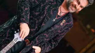 Las especulaciones no tardaron en aparecen al ver así al cantante de 63 años