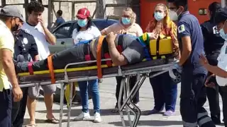 La mujer se pasó el alto y chocó directamente con el motociclista