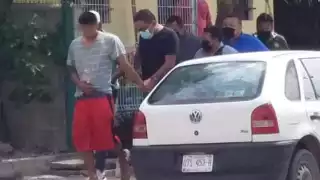 Los detenidos amagaron a una persona con un cuchillo para robarle