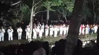 Los asistentes trataron de no perderse ningún detalle de la actuación de las personas que participaron en el escenario, incluso tomaron fotos y video