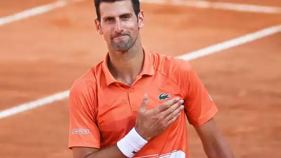 El serbio avanzó a los cuartos de final del Masters 1000 de Roma, luego de vencer al suizo por doble 6-2 El serbio avanzó a los cuartos de final del Masters 1000 de Roma, luego de vencer al suizo por doble 6-2