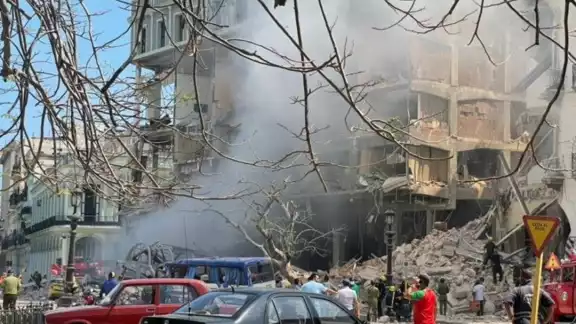 Equipos de emergencia, bomberos y militares se han desplazado hasta el lugar de los hechos. Muchos curiosos se han congregado asimismo en los alrededores del edificio. Equipos de emergencia, bomberos y militares se han desplazado hasta el lugar de los hechos. Muchos curiosos se han congregado asimismo en los alrededores del edificio.
