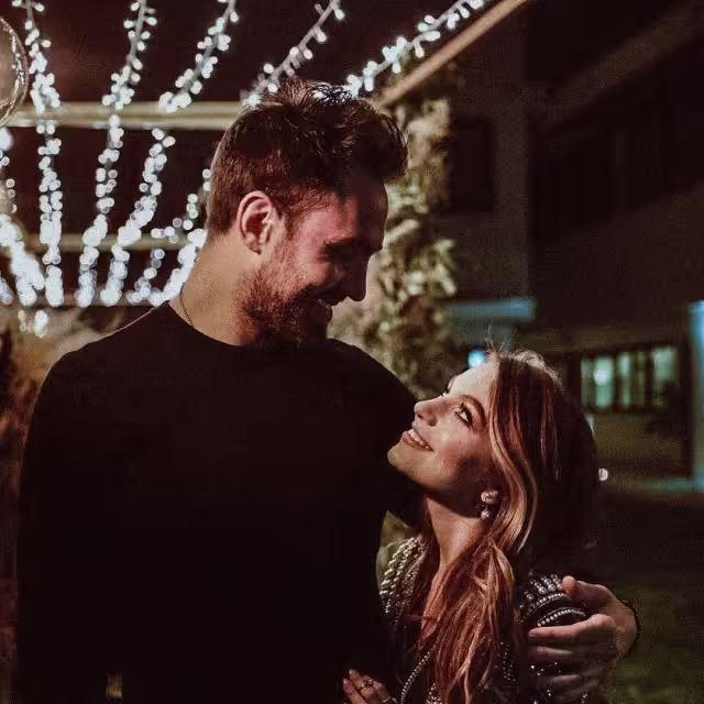 Ambos usaron las redes sociales para celebrar su amor a distancia