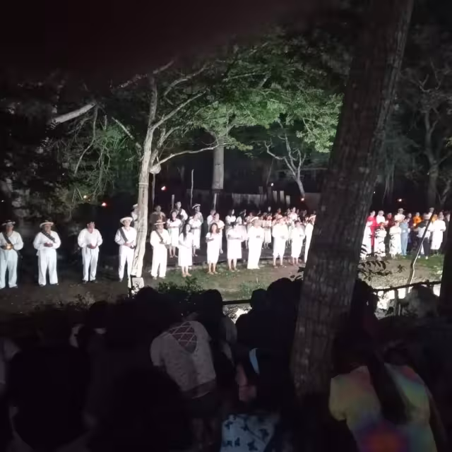 Los asistentes trataron de no perderse ningún detalle de la actuación de las personas que participaron en el escenario, incluso tomaron fotos y video