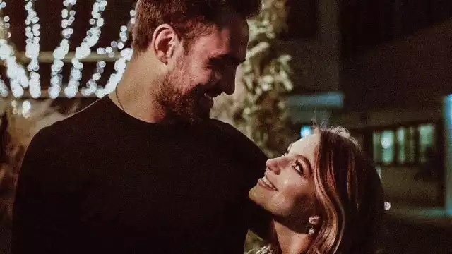 Ambos usaron las redes sociales para celebrar su amor a distancia