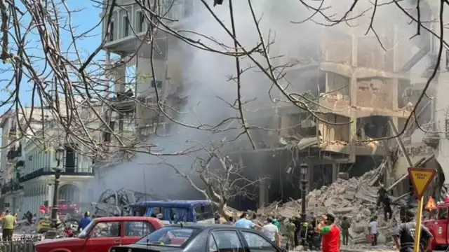 Equipos de emergencia, bomberos y militares se han desplazado hasta el lugar de los hechos. Muchos curiosos se han congregado asimismo en los alrededores del edificio.