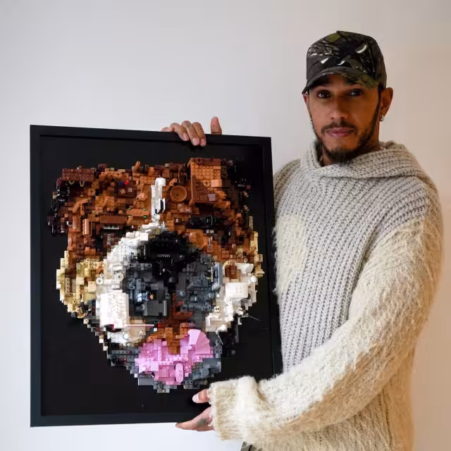 Lewis mostrando el cuadro de Lego.