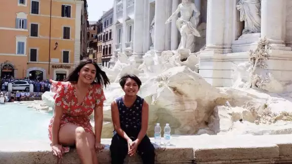 Yuridia y su hijo en uno de sus tantos viajes. Foto: Especial