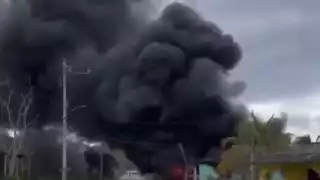 Desde varios metros se podía observar la dense columna de humo