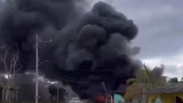 Desde varios metros se podía observar la dense columna de humo