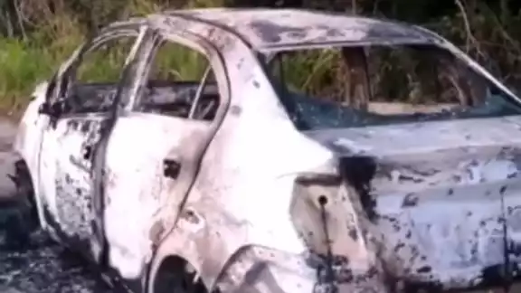 El vehículo fue hallado este lunes en las inmediaciones de la comunidad de Juan Sarabia y se desconocer si era un taxi El vehículo fue hallado este lunes en las inmediaciones de la comunidad de Juan Sarabia y se desconocer si era un taxi