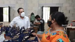 Mauricio Vila Dolsal estuvo de visita en un taller de zapatos en Ticul