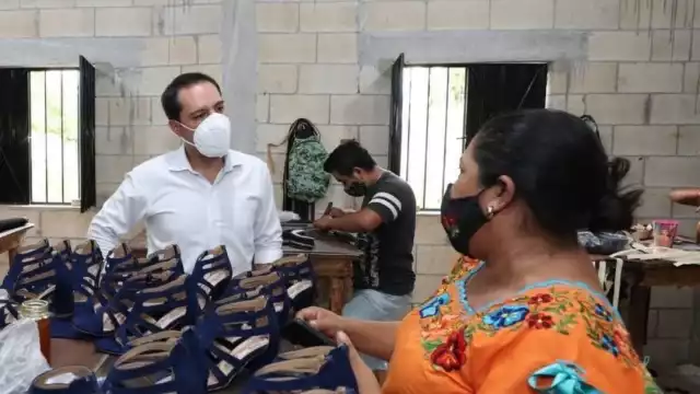 Mauricio Vila Dolsal estuvo de visita en un taller de zapatos en Ticul