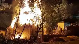 Los habitantes de la colonia Morelos en el municipio de la Zona Maya de Quintana Roo trataron de apagar el fuego con ayuda de cubetas con agua