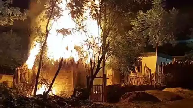 Los habitantes de la colonia Morelos en el municipio de la Zona Maya de Quintana Roo trataron de apagar el fuego con ayuda de cubetas con agua
