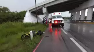 Paramédicos trasladaron a uno de los tripulantes de la motocicleta derrapada al Hospital General de Chetumal debido a la gravedad de sus lesiones