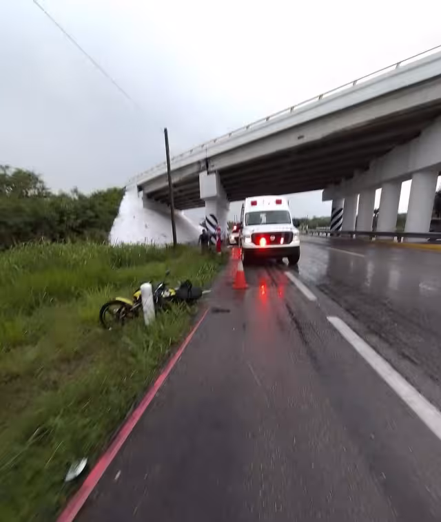 Paramédicos trasladaron a uno de los tripulantes de la motocicleta derrapada al Hospital General de Chetumal debido a la gravedad de sus lesiones