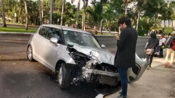 El automóvil quedó con daños severos tras el choque en la Zona Hotelera de Cancún El automóvil quedó con daños severos tras el choque en la Zona Hotelera de Cancún