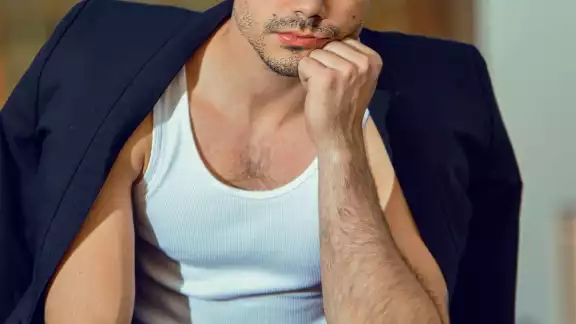 Sian Chiong es un cantante y actor cubano que ha participado en producciones con grandes personalidades Sian Chiong es un cantante y actor cubano que ha participado en producciones con grandes personalidades