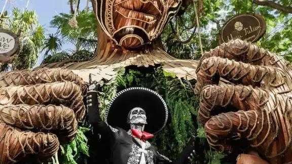 Uno de los elementos que lo caracteriza, es que en sus fotografías, siempre aparece vestido de charro y con maquillaje de catrín Uno de los elementos que lo caracteriza, es que en sus fotografías, siempre aparece vestido de charro y con maquillaje de catrín