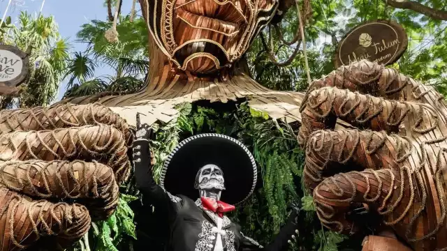 Uno de los elementos que lo caracteriza, es que en sus fotografías, siempre aparece vestido de charro y con maquillaje de catrín